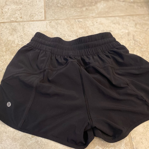 Lululemon Tracker V 4 shorts black size 6 - Picture 3 of 4